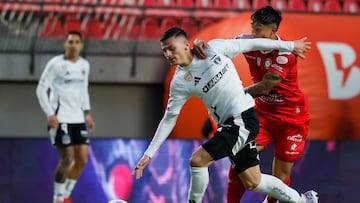 Futbol, Union La Calera vs Colo Colo.
Fecha 13, Liga de Primera 2025.
El jugador de Colo Colo Lucas Cepeda, centro, disputa el balon con Camilo Moya de Union La Calera durante un partido de primera division realizado en el estadio Nicolas Chahuan de La Calera, Chile.
01/06/2025
Andres Pina/Photosport
Football, Union La Calera vs Colo Colo.
13th turn, First division League.
Colo Colo player Lucas Cepeda, center, vies for the ball against Camilo Moya of Union La Calera during a first division match at the Nicolas Chahuan stadium in La Calera, Chile.
01/06/2025
Andres Pina/Photosport