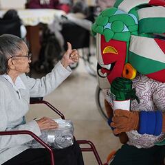 Mascota del Tri convive con adultos mayores y niños con cáncer