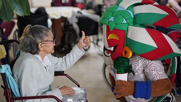 Mascota del Tri convive con adultores mayores y niños con cáncer