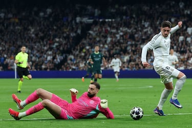 1-0. Pase largo de Thibaut Courtois que se come Nico O'Really y controla Federico Valverde.  Avanza solo, supera en el mano a mano a Gianluigi Donnarumma en una mala salida y marca a puerta vacía.