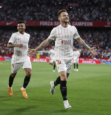 1-0. Ivan Rakitic celebra el primer gol que anota de un lanzamiento de falta directa.