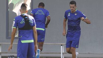 Feddal, en un entrenamiento del Betis.