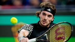 El tenista griego Stefanos Tsitsipas devuelve una bola durante su partido ante Ugo Humbert en el Masters 1.000 de Shanghai.