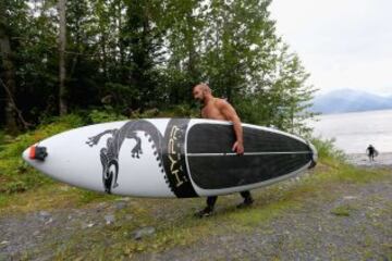 Olas de 2 y 3 metros y el agua a menos de cinco grados, así son las condiciones en Turnagain Arm Bore Tide, Alaska, en verano. El surfista Leif Ramos.