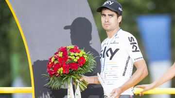 Mikel Landa posa en el podio de Par&iacute;s como ganador de la clasificaci&oacute;n por equipos con el Sky en el Tour de Francia 2017.