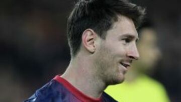 Leo Messi posa con la Bota de Oro con la que salt&oacute; al Camp Nou antes del partido de Liga que jug&oacute; el Barcelona contra el Celta.