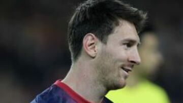 Leo Messi posa con la Bota de Oro con la que saltó al Camp Nou antes del partido de Liga que jugó el Barcelona contra el Celta.