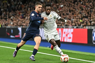 Sergio Carreira y Vinicius Júnior disputan el balón sobre la banda en un intenso inicio del encuentro 