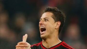 Wojciech Szczesny (Roma) y Javier Hernandez (Leverkusen) se saludan tras  finalizar el partido. El mexicano le anot&oacute; doblete.