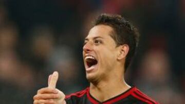 Wojciech Szczesny (Roma) y Javier Hernandez (Leverkusen) se saludan tras finalizar el partido. El mexicano le anotó doblete.
