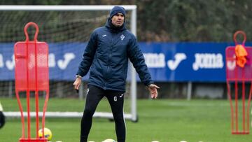 Gaizka Garitano durante un entrenamiento en Atxabalpe