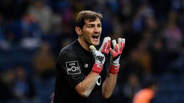Iker Casillas reacciona durante el partido de liga portuguesa entre el Oporto y el Río Ave.