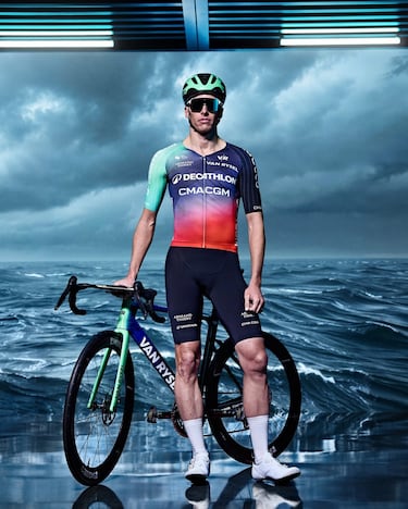 Los nuevos maillots del ciclismo para 2026: Movistar e Ineos de blanco...