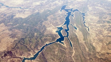 Construido en 1956 y con una capacidad de 1.505 hectómetros cúbicos de agua.