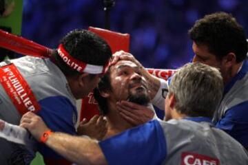 Sin embargo, los combates de M¨¢rquez y Pacquiao no terminaron ah¨ª. Fue en 2012 cuando volvieron a verse las caras encima del ring en una cuarta pelea. La intensidad del encuentro fue desbordante. M¨¢rquez consigui¨® al filipino a la lona tras estar 39 asaltos sin hacerlo. Sin embargo, lo peor para Pacquiao vino despu¨¦s al caer inconsciente a la lona y haciendo saltar todas las alarmas. La comisi¨®n Atl¨¦tica de Nevada incluso le retir¨® la licencia durante cuatro meses para descartar cualquier amenaza f¨ªsica por el golpe recibido.