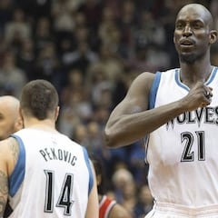 ¿Cómo salvarse de Garnett? Steven Adams tenía un truco