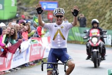 Stefan Denifl celebra la victoria de etapa.