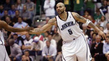 Utah Jazz&#039;s Carlos Boozer reacts during the second quarter of Game 3 of their NBA Western Conference playoff series in Salt Lake City, Utah April 23, 2010. REUTERS/Ramin Rahimian (UNITED STATES - Tags: SPORT BASKETBALL)