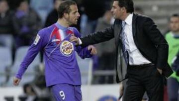 <b>INSTRUCCIONES. </b>Míchel habla con Soldado desde la banda.