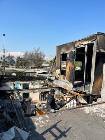 Johan Jeldes, su familia y vecinos, han trabajado intensamente removiendo los escombros. Ahora ya piensan en la reconstrucción.