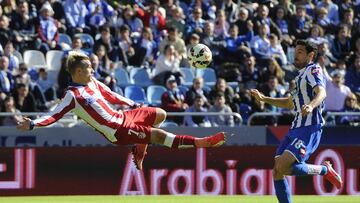 Griezmann marca uno de sus goles al Deportivo en el partido del 18 de abril de 2015.