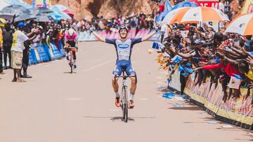 El ciclista del Delko Jos&eacute; Manuel D&iacute;az celebra una victoria en el Tour de Ruanda.