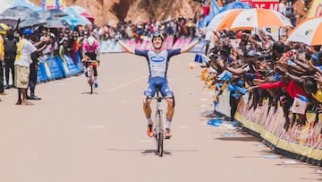 El ciclista del Delko José Manuel Díaz celebra una victoria en el Tour de Ruanda.