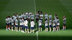 Luis Enrique charla con los internacionales espa&ntilde;oles durante el entrenamiento de ayer celebrado en el c&eacute;sped del Wanda Metropolitano