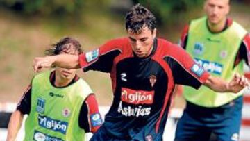 <b>INC?GNITA. </b>M¨ªchel seguir¨¢ entren¨¢ndose con el Sporting mientras se resuelve su futuro.