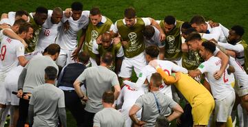 Gareth Southgate con los jugadores antes de comenzar la prórroga.