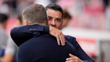 GIRONA (ESPAÑA), 25/10/2025.- El entrenador del Real Oviedo, Luis Carrión (i) abraza a su homólogo Michel (d) del Girona FC durante el partido de LaLiga disputado en el estadio municipal de Montilivi de Girona este sábado. EFE/David Borrat.