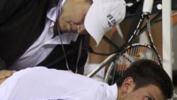<b>CON EL FISIO. </b>Djokovic, en pleno tratamiento por culpa sus dolores de espalda, al acabar el tercer set.