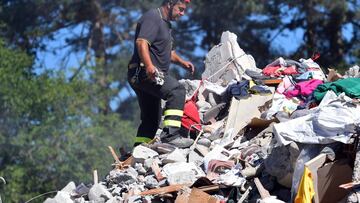 Las tareas de rescate en Amatrice contin&uacute;an tras el terremoto que ha azotado el centro de Italia.