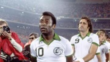 <b>EL MITO. </b>Pelé, arriba seguido por Chinaglia, y ahora firmando camisetas como presidente de honor.