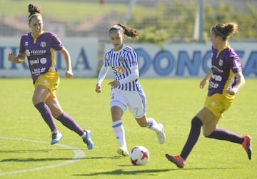 Nahikari García, rodeada por dos jugadoras del Granadilla Tenerife.