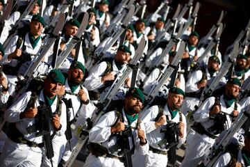 España celebra este miércoles, 12 de octubre, los actos conmemorativos del Día de la Fiesta Nacional. Más de 4.000 militares, 97 vehículos, 37 motos, 26 helicópteros y 58 aviones participarán en el desfile. 
