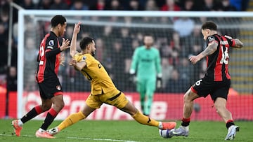 Soccer Football - Premier League - AFC Bournemouth v Wolverhampton Wanderers - Vitality Stadium, Bournemouth, Britain - February 22, 2025 Wolverhampton Wanderers' Matheus Cunha in action with AFC Bournemouth's Marcus Tavernier REUTERS/Dylan Martinez EDITORIAL USE ONLY. NO USE WITH UNAUTHORIZED AUDIO, VIDEO, DATA, FIXTURE LISTS, CLUB/LEAGUE LOGOS OR 'LIVE' SERVICES. ONLINE IN-MATCH USE LIMITED TO 120 IMAGES, NO VIDEO EMULATION. NO USE IN BETTING, GAMES OR SINGLE CLUB/LEAGUE/PLAYER PUBLICATIONS. PLEASE CONTACT YOUR ACCOUNT REPRESENTATIVE FOR FURTHER DETAILS..