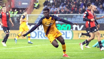 21 de noviembre de 2021, Italia, Génova: Roma's Felix Afena-Gyan celebra marcar un gol durante el partido de fútbol de la Serie A italiana entre Genoa CFC vs AS Roma en el estadio Luigi Ferraris.