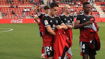 Camello, segundos antes de iniciar su etapa con la camiseta del Mirandés.