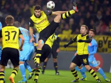 El jugador del Dortmund Sokratis (c) cabecea el balón, durante un partido ante Nápoles por el grupo F de la Liga de Campeones en, en Dortmund (Alemania).