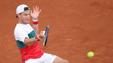 AME695. C&Oacute;RDOBA (ARGENTINA), 09/02/2020.- El tenista argentino Diego Schwartzman devuelve la bola al chileno Cristian Gar&iacute;n durante la final del Abierto de C&oacute;rdoba este domingo, en C&oacute;rdoba (Argentina). Gar&iacute;n, n&uacute;mero 31 del mundo y tercer cabeza de serie, gan&oacute; este domingo en Argentina el Abierto de C&oacute;rdoba al vencer al local Diego Schwartzman, n&uacute;mero 14 y favorito, por 2-6, 6-4 y 6-0. EFE/ Nico Aguilera