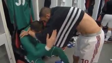 Donnarumma se derrumba por ataque de los hinchas del Milan