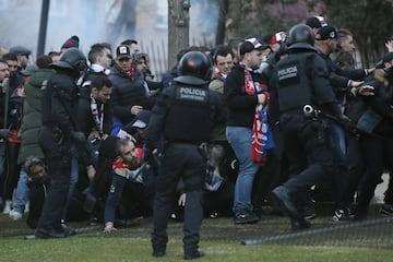 Varios centenares de seguidores radicales del Olympique Lyon se han concentrado en la plaza Artós de Barcelona desde donde se dirigirán al Camp Nou para presenciar el partido de vuelta de octavos de final de la Liga de Campeones donde los franceses se enfrentarán al FC Barcelona.