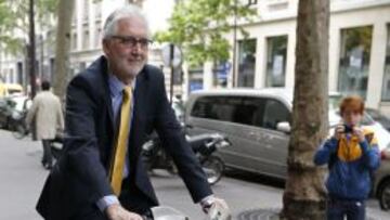 El presidente. El brit&aacute;nico Brian Cookson se pasea en bicicleta.
 