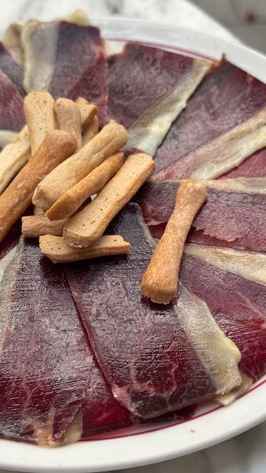 Casa Orellana y Bea Garaizábal reinventan la pepitoria madrileña en forma de un mollete muy castizo