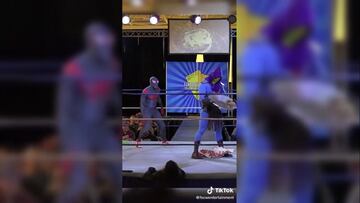 Luchadores se disfrazaron de Spiderman y Skeletor para una función independiente en Estados Unidos.