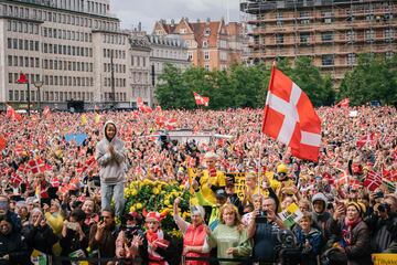 Miles de aficionados reciben a Jonas Vingegaard en Copenhague.