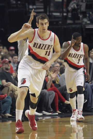 El Portland Trail Blazers, adquirió sus derechos para jugar en la NBA  en el 'draft' de 2009. Pero hasta la temporada 2012-2013 no debuta con los Portland Trail Blazers en la NBA