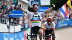 Slovakia&#039;s Peter Sagan celebrates winning the 116th edition of the Paris-Roubaix one-day classic cycling race, between Compiegne and Roubaix, on April 8, 2018 in Compiegne, northern France. / AFP PHOTO / JEFF PACHOUD