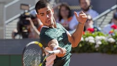 El tenista espa&ntilde;ol Carlos Alcaraz devuelve una bola durante su partido ante Novak Djokovic en las semifinales del Mutua Madrid Open.